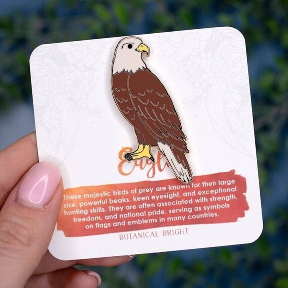 Eagle Bird Enamel Pin - Gold‎ Plated Wildlife & Nature Jewelry - Animal Brooch - Picture 2 of 2